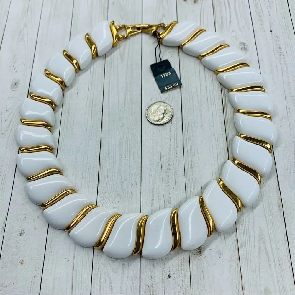 VTG White and Gold Necklace‎